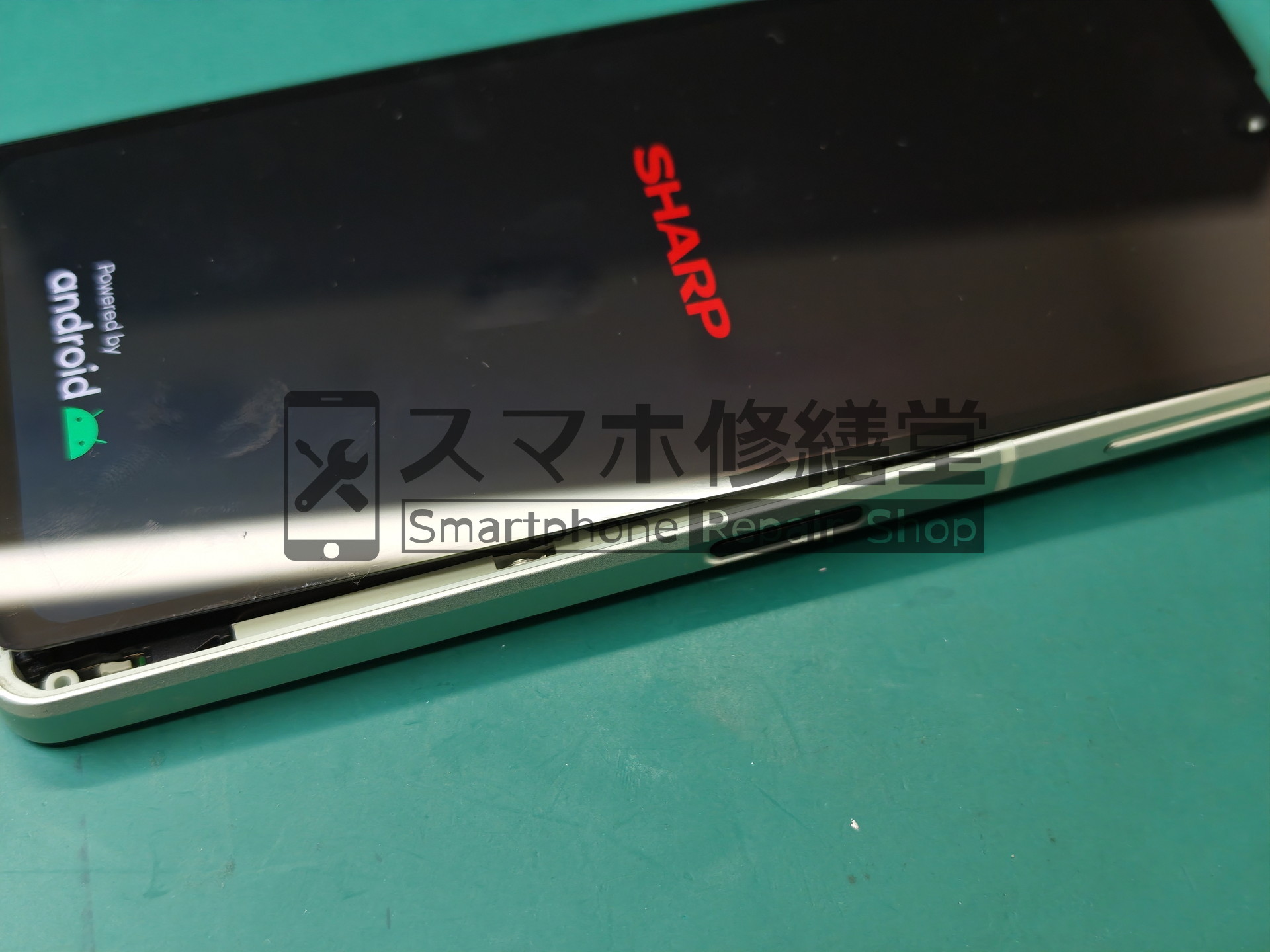 修理した電源ボタンで端末が起動した様子